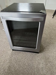 Whirlpool WUB50X24HV 24-inch Wide Undercounter Beverage Center - 5.2 cu. ft - Picture 1 of 6