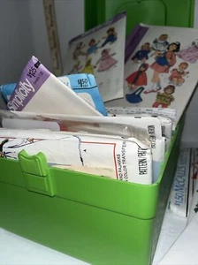 Vintage Wilson WIL-HOLD Sewing Pattern Storage Box RETRO GREEN With 26 Patterns! - Picture 1 of 10