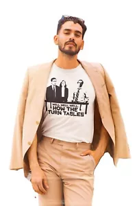 Well Well Well How The Turn Tables camicia uomo maglietta divertente cotone grafica TShirt - Foto 1 di 5