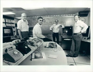 1985 Press Photo Some of Staff at National Hurricane Center 1980s Miami - Picture 1 of 2