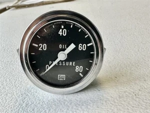 nice 2 1/4" diameter Stewart Warner MECHANICAL OIL PRESSURE GAUGE 0 to 80# - Foto 1 di 3