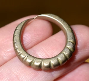 Antiguo anillo de metal de latón africano tribu tuareg nómada Níger, África - talla 6 3/4 - Imagen 1 de 5