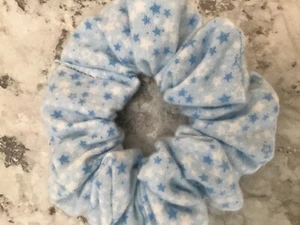 Stern Sterne hellblau Himmel SCRUNCHIE Weihnachten HAARGUMMI Scrunchies Pferdeschwanz - Bild 1 von 1