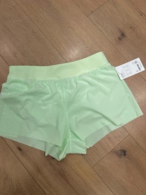 "Corto de running Athleta Fast Route tiro medio 2"" talla mediana verde nuevo con etiquetas" Foto 1 de 3