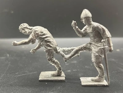 Sanderson Miniatures 54 mm The Normans "Foot Soldier Kicking Village Idiot" Nuevo Foto 1 de 3