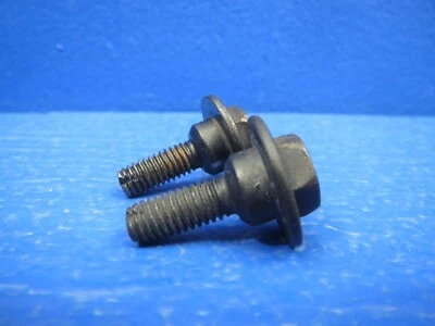 Toyota Yaris 2008 sedán parachoques trasero perno, pernos izquierdo y derecho fabricante original. B58 Foto 1 de 4