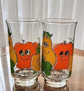 2 bicchieri bicchieri vintage anni '70 firmati Nancy Lynn sorridenti felici frutta 5,5" - Foto 1 di 10