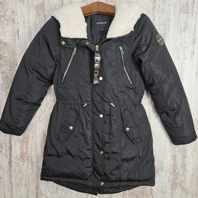 Abrigo negro Bebe pequeño anorak para mujer con capucha sherpa y detalles de cremallera Foto 1 de 4