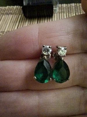 Ohrstecker Mit grünem Hauptstein - Bild 1 von 4