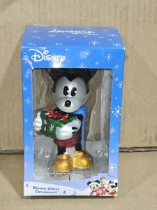 Ornamento Topolino in vetro soffiato Disney che tiene un regalo  - Foto 1 di 6