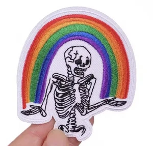 Esqueleto Muerte Muerta Calavera Encogerse de hombros Arco Iris LGBTQ Derechos Gay Orgullo Hierro En Parche - Imagen 1 de 1