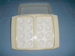 Vintage 70’s Tupperware Deviled Egg Tray Lid Keeper Carrier Holder 723-4 Almond - Bild 1 von 3