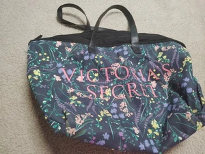 Victoria's Secret Weekender Tasche schwarz Blumenmuster Reißverschlusstasche Reisetasche verstaubar - Bild 1 von 6