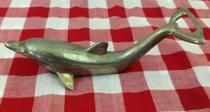  Abrebotellas Dolphin Vintage Placa Plateada Pop Up & Atornillar Barra Superior Herramienta  - Imagen 1 de 4
