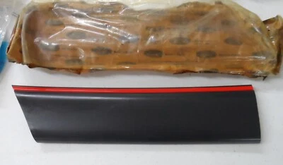  Новый из старых запасов 1983-1986 Ford Thunderbird молдинг правый фут крыло E5SZ-16c068AP - Изображение 1 из 2