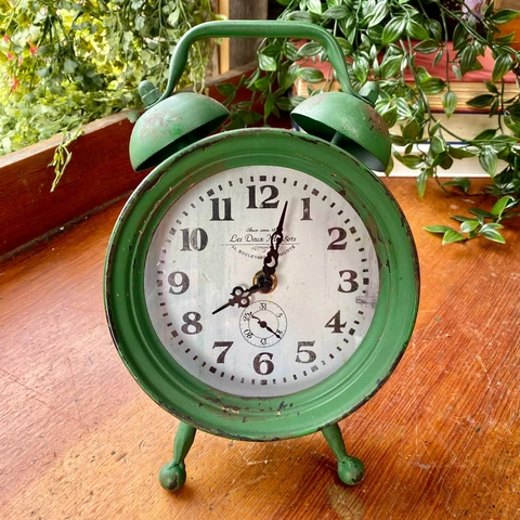 Clock Classic Vintage Retro Style Table Bedside Clock Green Takes 1 AA Battery Cover