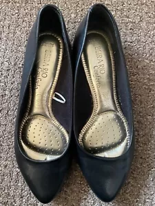 Ladies Black low-heeled 'Conforto' shoes by Beira Rio in size 37 (4) - Picture 1 of 2