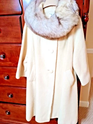 Abrigo de colección Lilli Ann Tisse a Paris marfil mohair con cuello de piel de zorro años 60 Foto 1 de 4