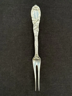 Фруктовая вилка из чистого серебра с хризантемой от Tiffany & co 6 1/8 дюйма - Изображение 1 из 4