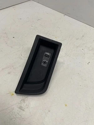 BMW M235i 335i 435i 2012-2018 consola central reposabrazos USB y puerto auxiliar enchufe F30 Foto 1 de 3