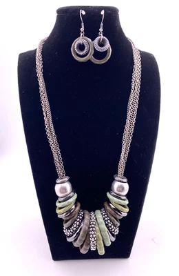 Collar Silvertone 22-25"" con anillos y pendientes apilables verdes, marrones, plateados Foto 1 de 4