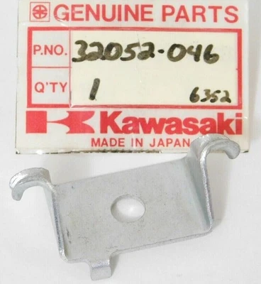 Suporte de tanque de combustível NOS genuíno 1971-75 Kawasaki F8 250, F9 350 fabricante de equipamento original 32052-046 - Imagem 1 de 4