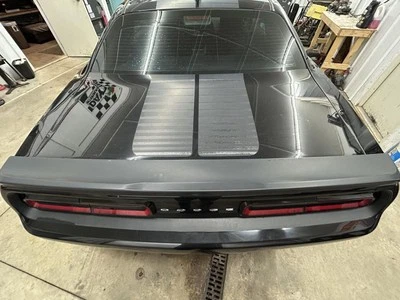 2015-2023 Dodge Challenger porta-malas/escotilha/porta traseira moldada em preto sem logotipo - Imagem 1 de 4