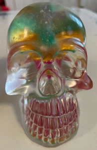 Figura de colección de calavera acrílica transparente con estrella multicolor interior 3,5" x 4,25" - Imagen 1 de 7