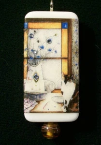 SCHÖNER CALICO UND VASE IM FENSTER - DOMINO ANHÄNGER MIT KORDEL UND GESCHENKBOX - Bild 1 von 1