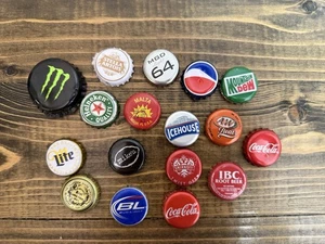 Lotto di 17 Tappi Bottiglia (Marche Miste) Birra Soda Monster Artigianato Colorati - Foto 1 di 4