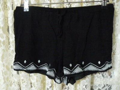 # FOREVER 21 MUJER TALLA L (31x2.5) PANTALONES CORTOS FLUIDOS BLANCO Y NEGRO - TIRO MEDIO FORRADOS Foto 1 de 4