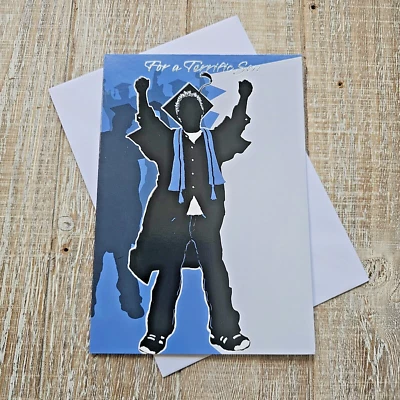Tarjeta de graduación para saludos de diseñador graduado azul negro plata Foto 1 de 4
