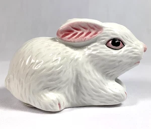 Baby Hase Häschen Figur rosa Ohren ruhen nach dem Spielen Keramik süß 3 Zoll - Bild 1 von 4