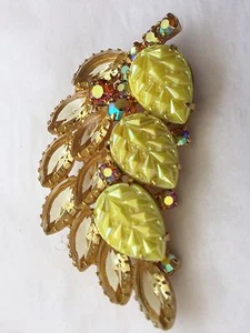 Vintage 1960er Anstecknadel Obstsalat geschnitzt gelb undurchsichtig Kristalle Kunstglas 2 1/2" - Bild 1 von 7
