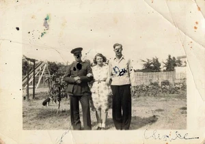 Vintage Foto schöne Frau hübsche Männer Militär Uniform - Bild 1 von 2