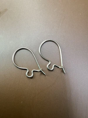 Par de cables de oreja en forma de riñón de 14k (oro macizo - sin rellenos) Foto 1 de 4