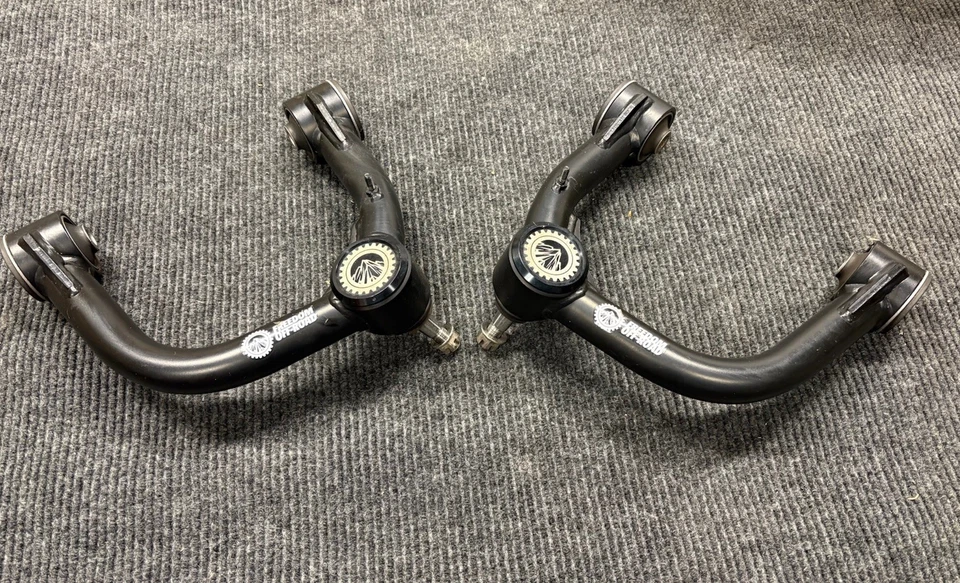 Brazos de control superiores delanteros todoterreno Freedom para elevación de 2-4" para Toyota Tacoma 05-23 Foto 1 de 1