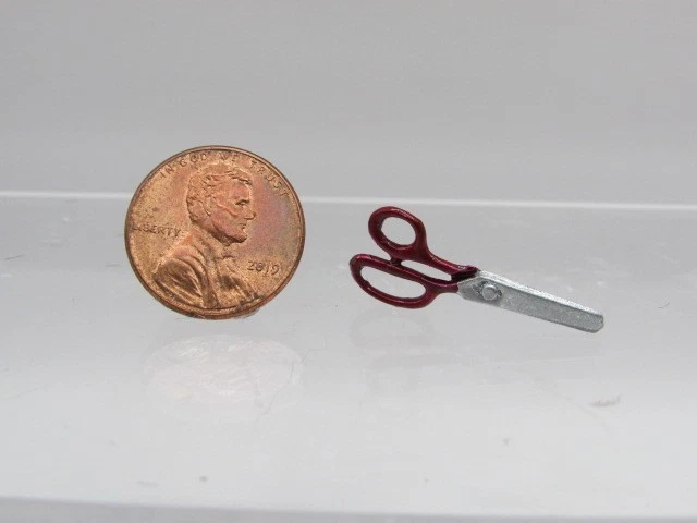 Tijeras de metal en miniatura para casa de muñecas con asas rojas ISL2416 Foto 1 de 1