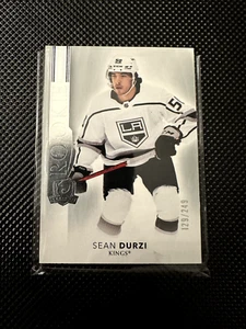 2021-22 UD The Cup Sean Durzi Rookie 129/249 Los Angeles Kings RC - Imagen 1 de 2