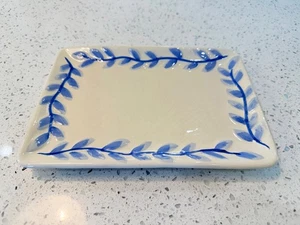 California Pantry Classic Keramik rechteckiges Tablett blaue Ranken auf weiß - Bild 1 von 3