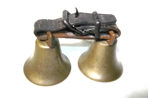 Campanas antiguas de latón oveja cabra con cuello de cuero grueso granja decoración de campo - Imagen 1 de 10