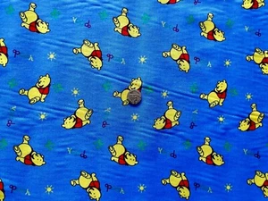 Tela/material de poli/algodón azul Winnie the Pooh - 1 metro completo - p&p gratis del Reino Unido - Imagen 1 de 2