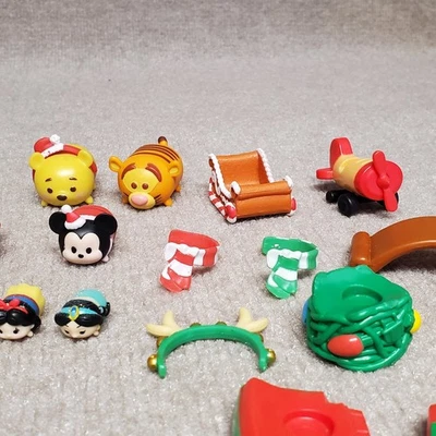 Disney Tsum Tsum Mini Figuras de Vinilo y Accesorios Vacaciones de Navidad Lote de 32 Foto 1 de 4