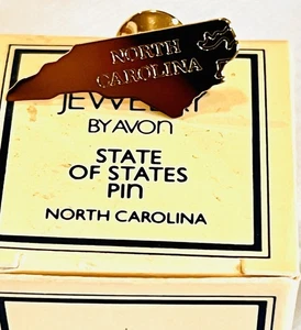 Avon STATE OF STATES PIN NORTH CAROLINA Tie Tack Lapel Goldtone NOS VINTAGE 1982 - Picture 1 of 1