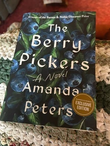 The Berry Pickers: A Novel by Peters, Amanda - Bild 1 von 3