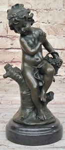 Figura de colección firmada escultura de bronce genuino niña con cesta de frutas - Imagen 1 de 10