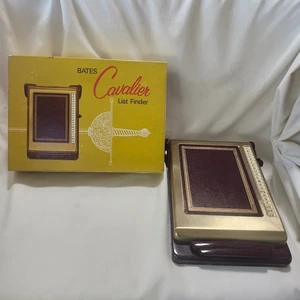 Caja Buscadora Lista Bates Cavalier Antigua Borgoña Latón COB B19 - Imagen 1 de 8