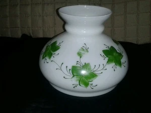 Globo de vidrio de leche vintage - decoración floral verde - abertura base de 6 3/4" - Imagen 1 de 6