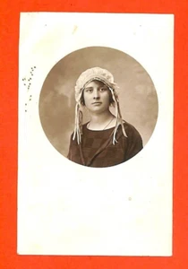 CARTE POSTALE PHOTO / PORTRAIT DE JEUNE FEMME AVEC COIFFE / RÉGION NON INDIQUÉE - Bild 1 von 2