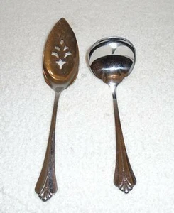 ONEIDA COMMUNITY BETTY CROCKER ROYAL FLUTE FLATWARE PIE SERVER & GRAVY LADLE - Picture 1 of 3